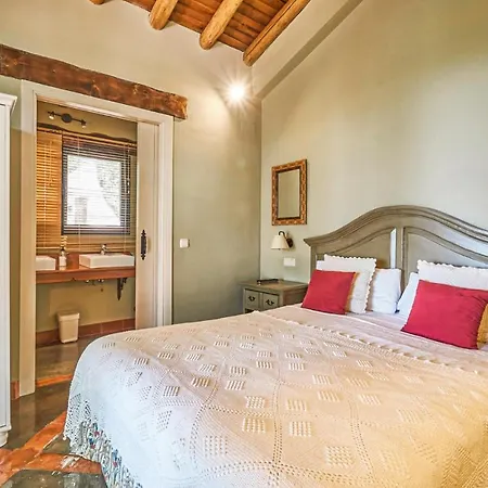 Nice In With Wifi, 4 Bedrooms And Outdoor Swimming Pool *